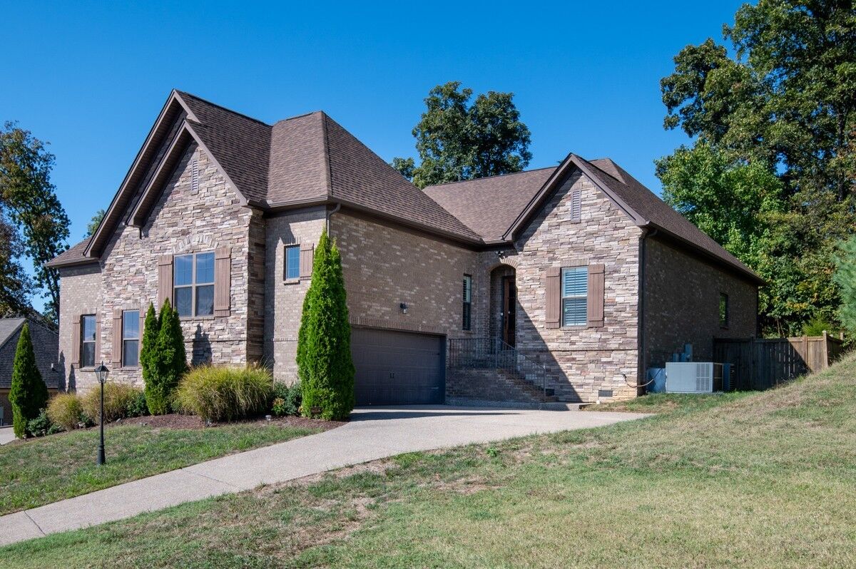 Property Photo:  156 Cobbler Cir  TN 37075 