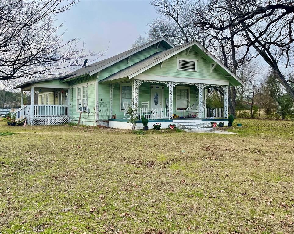 Property Photo: 1023 N Spring Street TX 75140