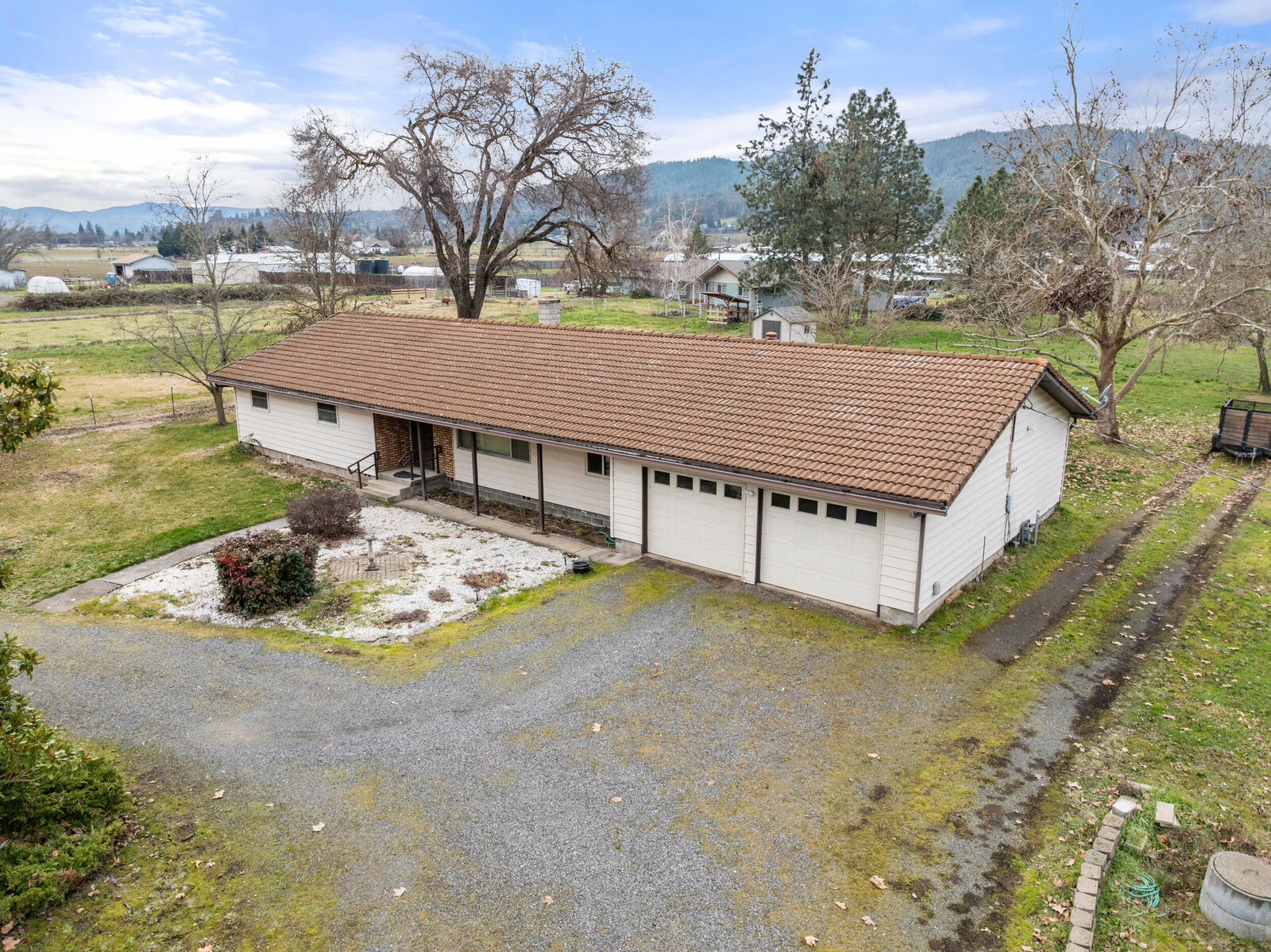 Property Photo: 4269 Grant Road OR 97502