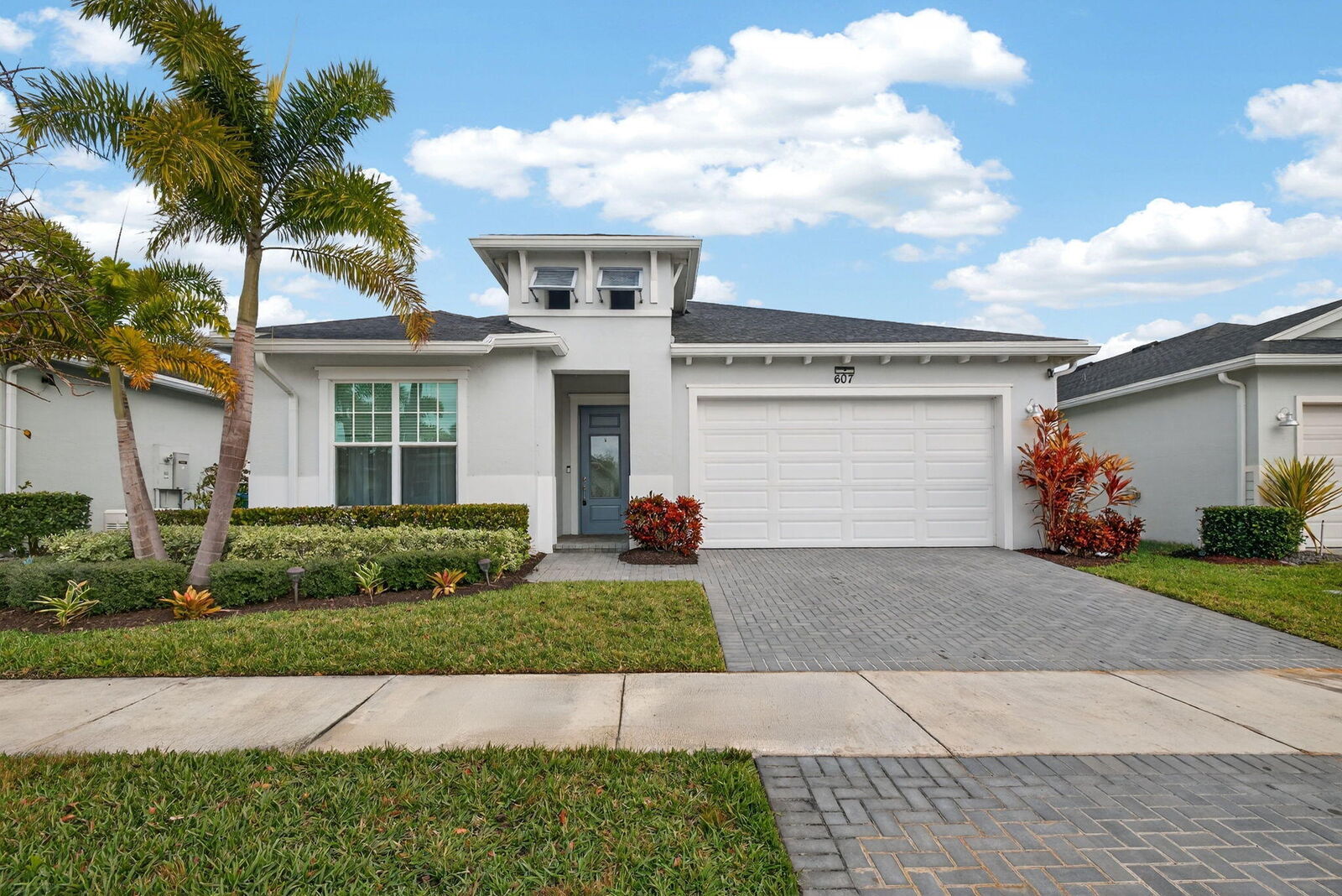 Property Photo: 607 SE Mulberry Way FL 34984