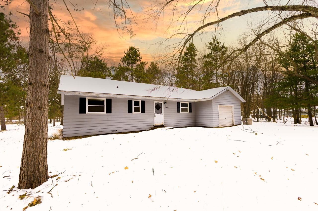 Property Photo:  960 East Court  WI 54457 