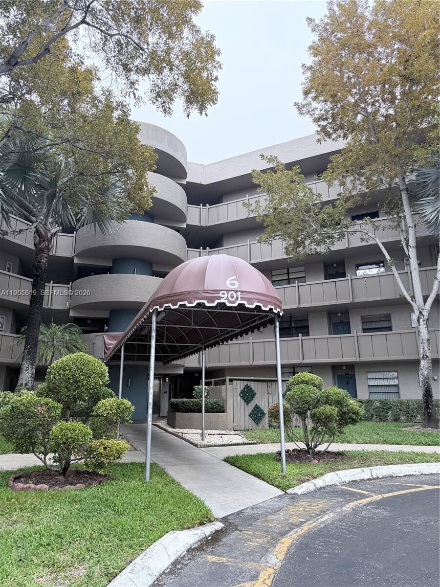 Property Photo: 901 Colony Point Cir 505 FL 33026