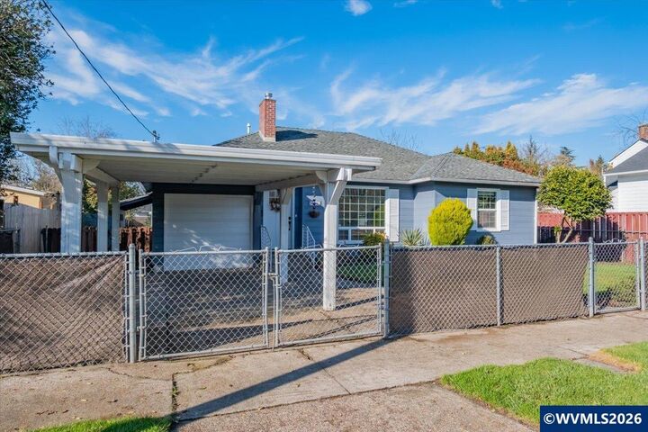 Property Photo: 368 S 6th St OR 97351