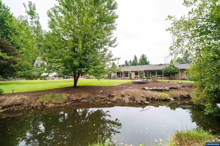 Property Photo:  455 W High St  OR 97383 