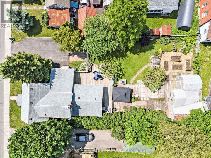 Property Photo:  122 Chambers Street  ON K7A 2Z3 