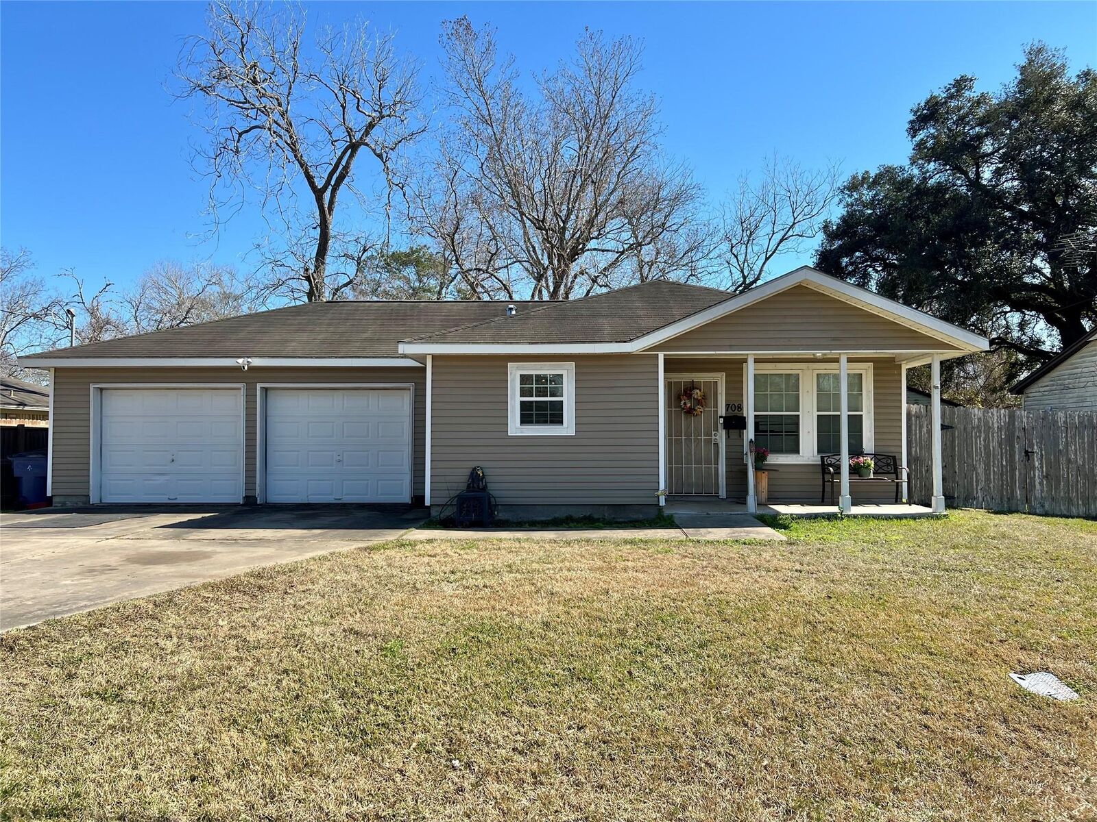 Property Photo:  708 E 6th Street  TX 77480 
