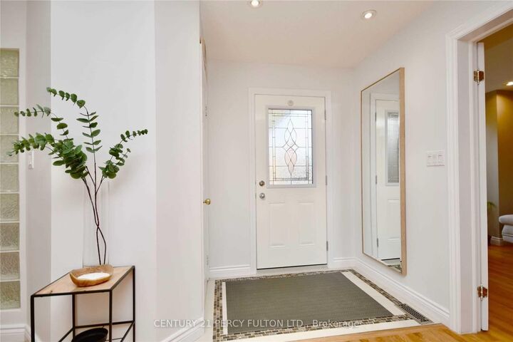 Property Photo:  251 Livingstone Street W Upper  ON L4N 6Z4 