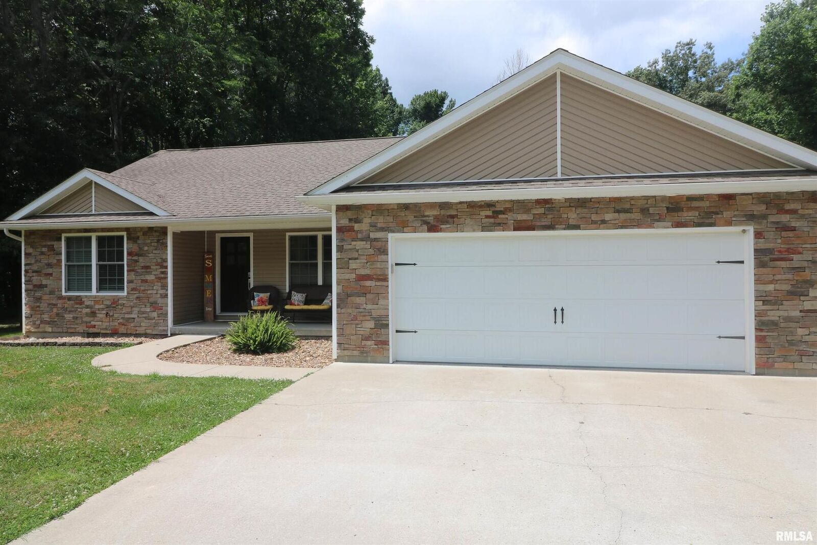 Property Photo:  812 Whitecotton Drive  IL 62918 