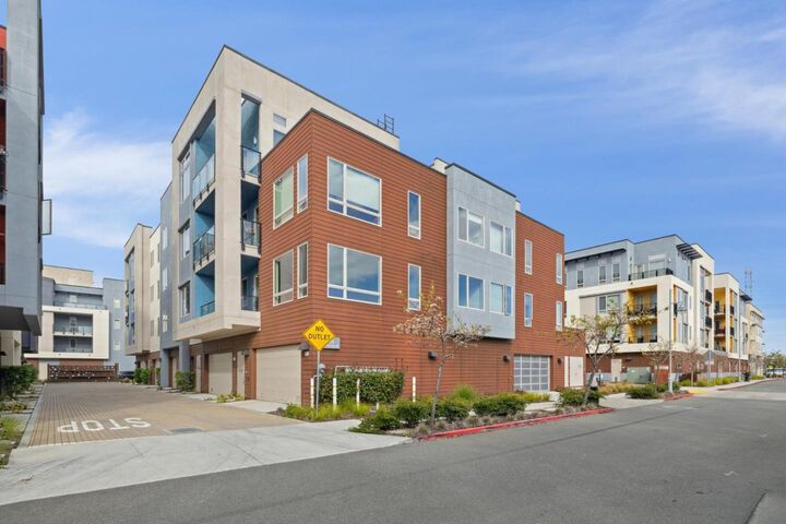 Property Photo:  1058 Foster Square Lane 204  CA 94404 