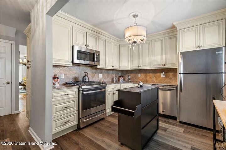 Property Photo:  76 E Brandis Avenue  NY 10308 