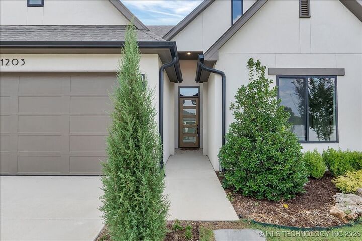 Property Photo:  1203 N 71st Place  OK 74014 