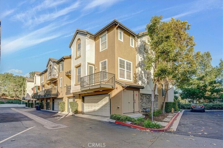 Property Photo:  18 Kenilworth Lane 150  CA 92656 