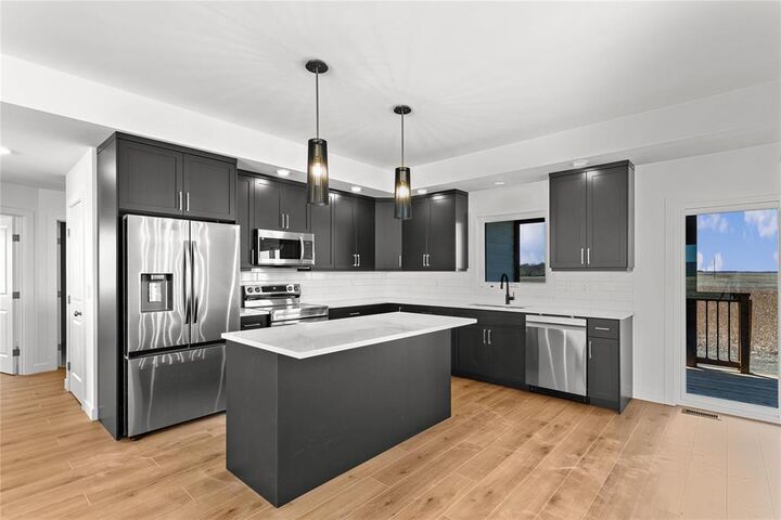 Property Photo:  6 Reed Cove  MB R5L 0L5 