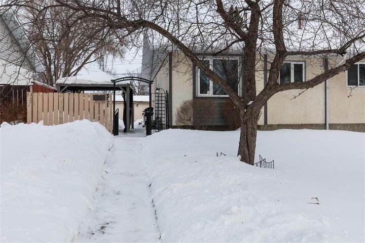 Property Photo:  351 Thom Avenue East  MB R2C 1A3 