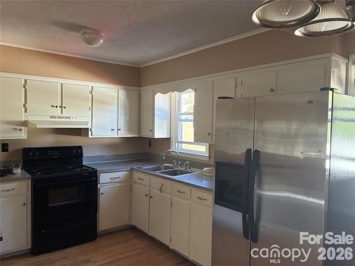 Property Photo:  1504 Hunsinger Avenue  NC 28052 