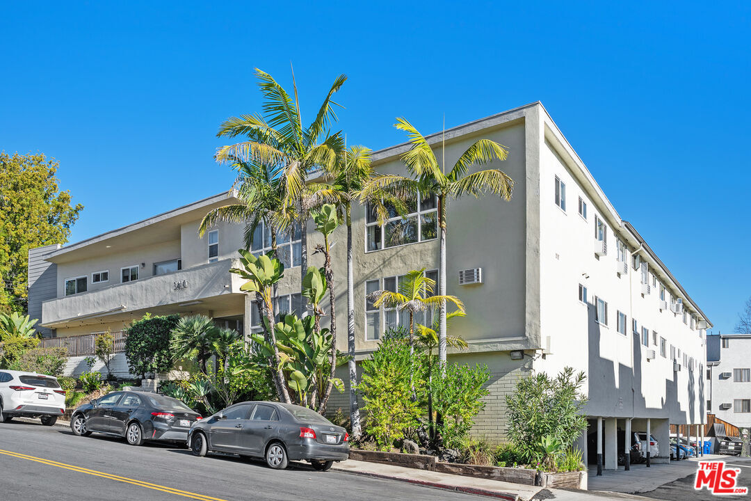 Property Photo:  3410 Club Dr  CA 90064 