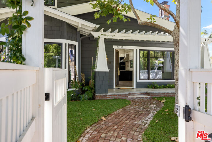 Property Photo:  1203 N Poinsettia Pl  CA 90046 