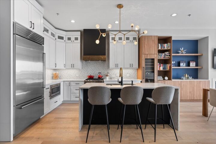 Property Photo:  1767 W Rosehill Drive 403  IL 60660 