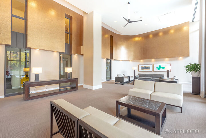 Property Photo: 3930 N Pine Grove Avenue 2005 IL 60613