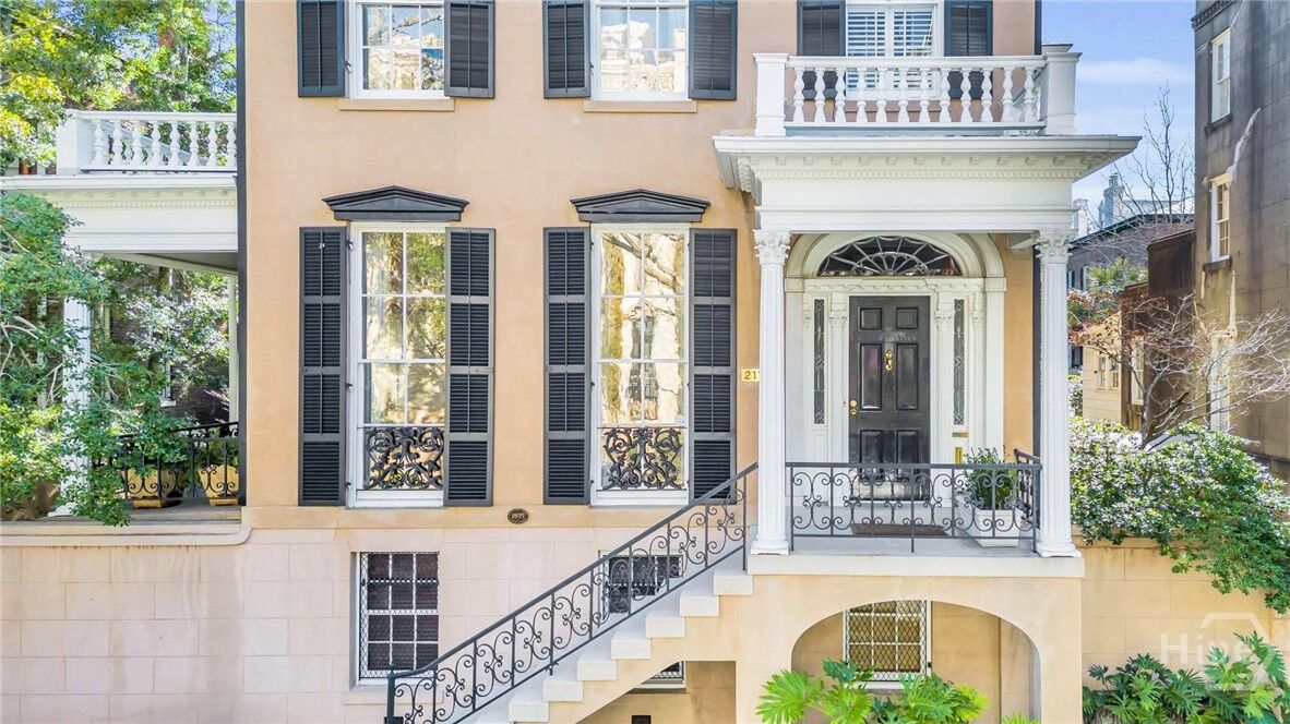Property Photo:  211 E Charlton Street  GA 31401 