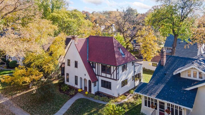 Property Photo:  2260 Sargent Avenue  MN 55105 