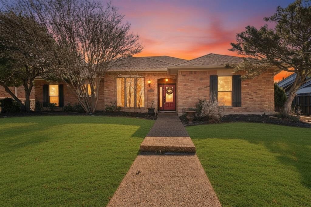 Property Photo:  2902 Cambridgeshire Drive  TX 75007 