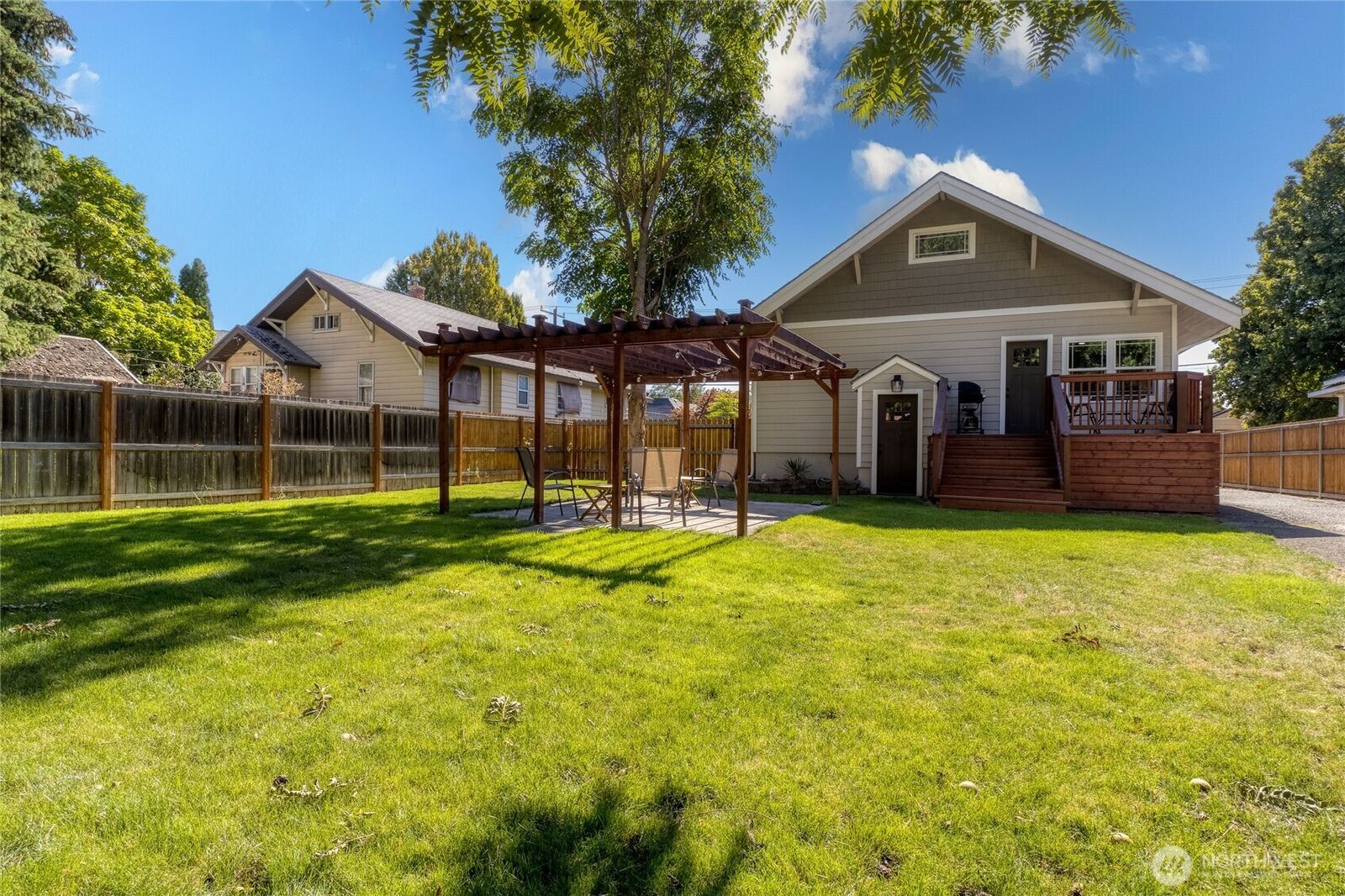 Property Photo:  609  Pleasant Street  WA 99362 