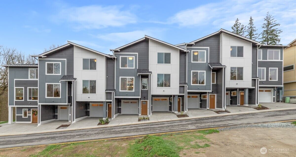 Property Photo:  16823  Alder Way G8  WA 98037 