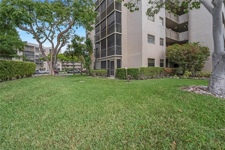 Property Photo:  901 Colony Point Circle 123  FL 33026 