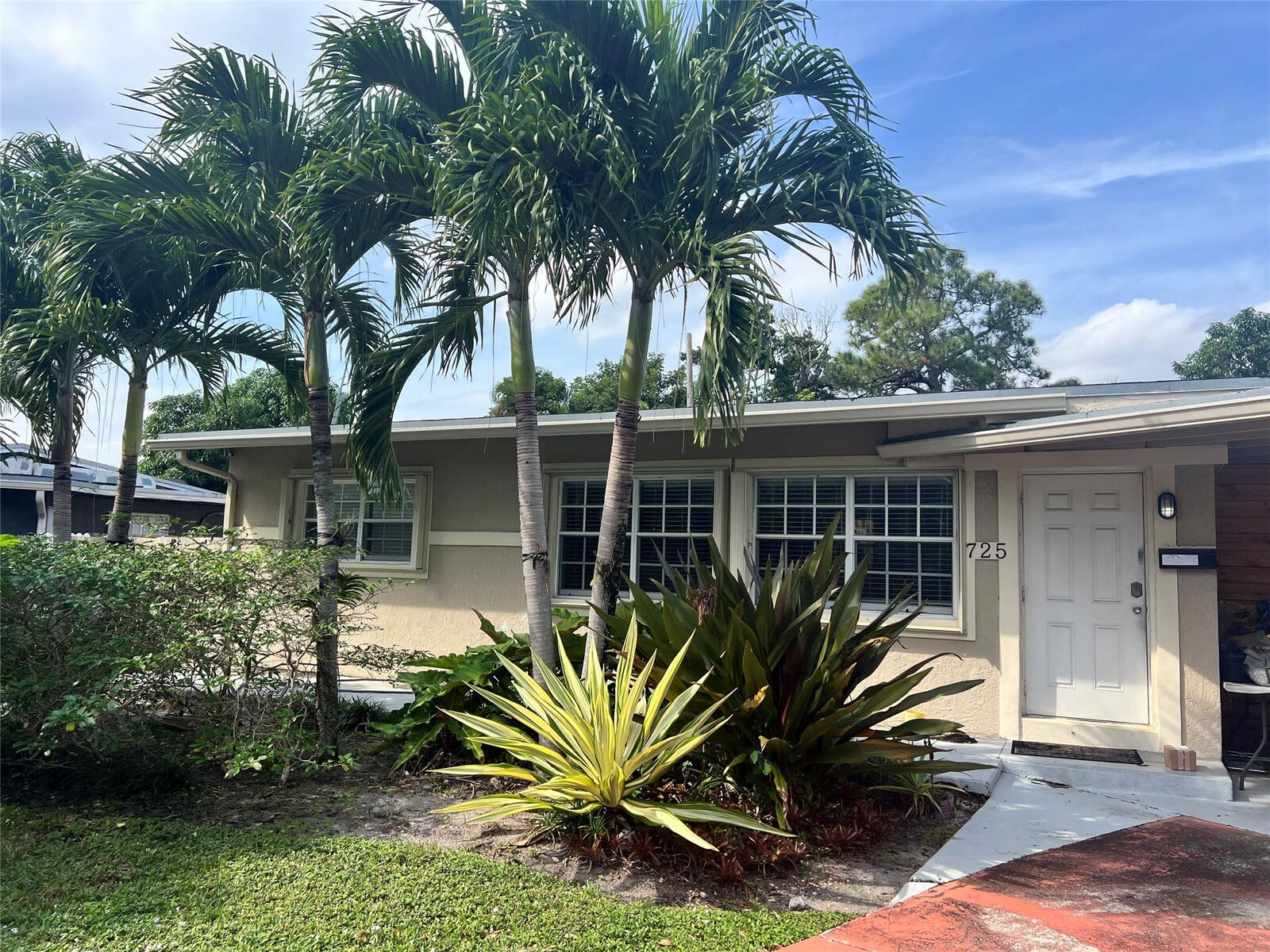 Property Photo: 725 Carolina Avenue FL 33312