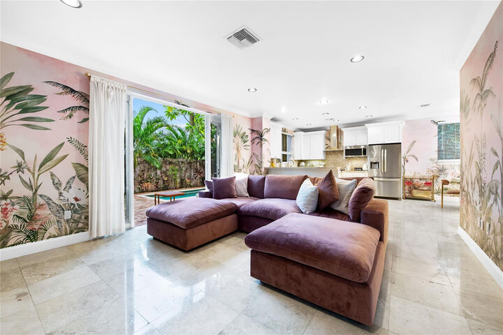 Property Photo:  1703 NE 11th Street 1703  FL 33304 