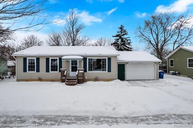 Property Photo:  801 Hemlock Drive  MI 48423 