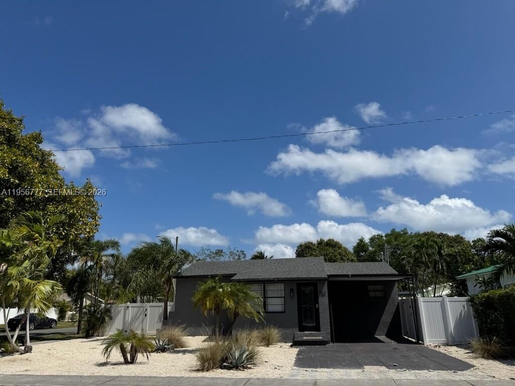 Property Photo:  1401 SW 3rd Ave  FL 33004 