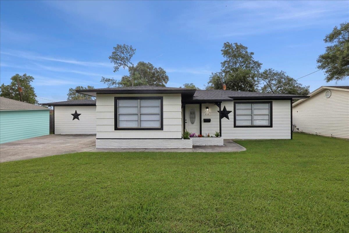 Property Photo:  253 Hampton Lane  TX 77707 