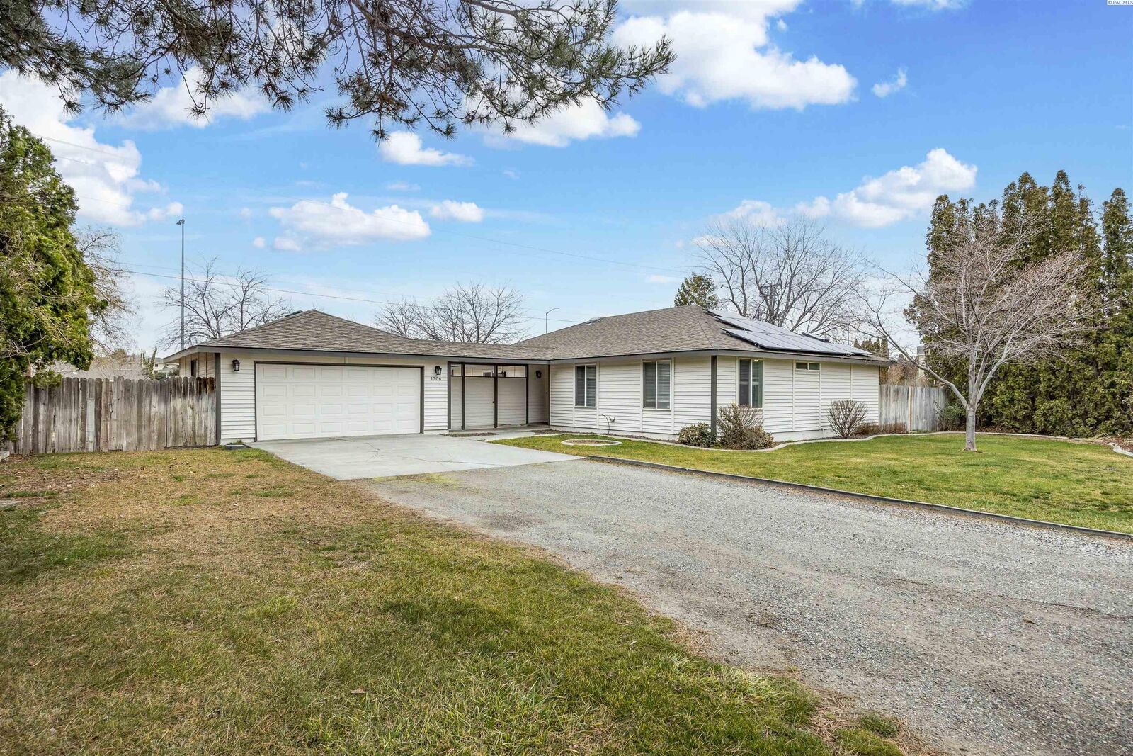 Property Photo:  1706 Silverwood Drive  WA 99352 