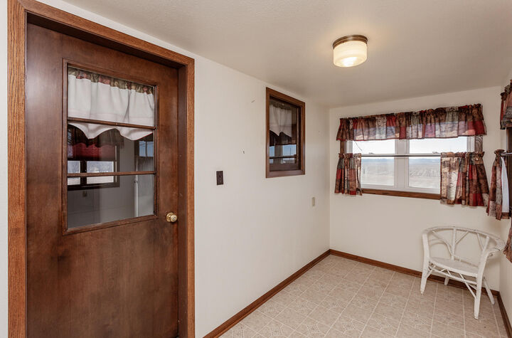Property Photo:  456 W Avenue  IA 50014 