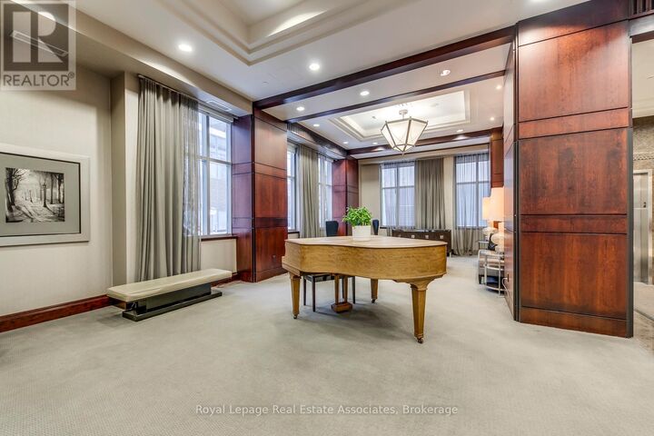 Property Photo:  35 Balmuto Street 2401  ON M4Y 0A3 