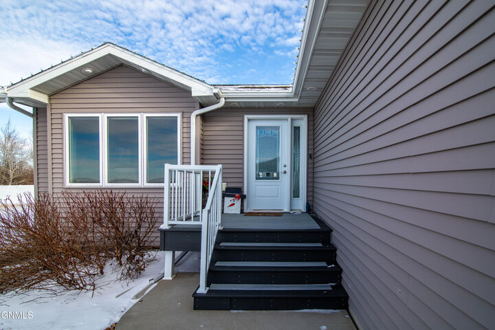 Property Photo:  1320 Nordland Way SE  ND 58554 