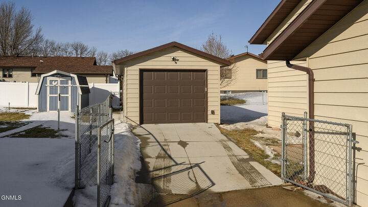 Property Photo:  1405 4th Avenue NE  ND 58554 
