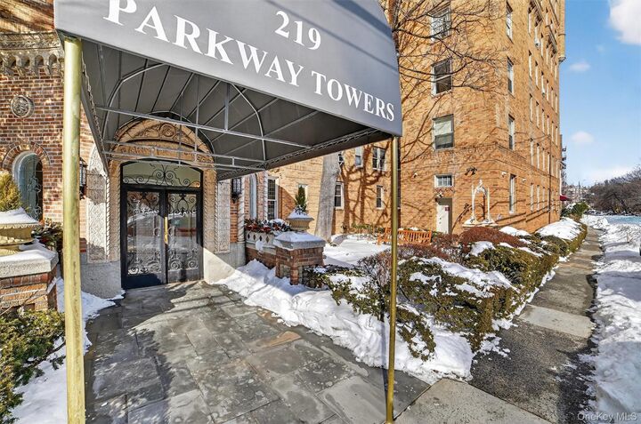 Property Photo:  219 Bronx River Road 4N  NY 10704 
