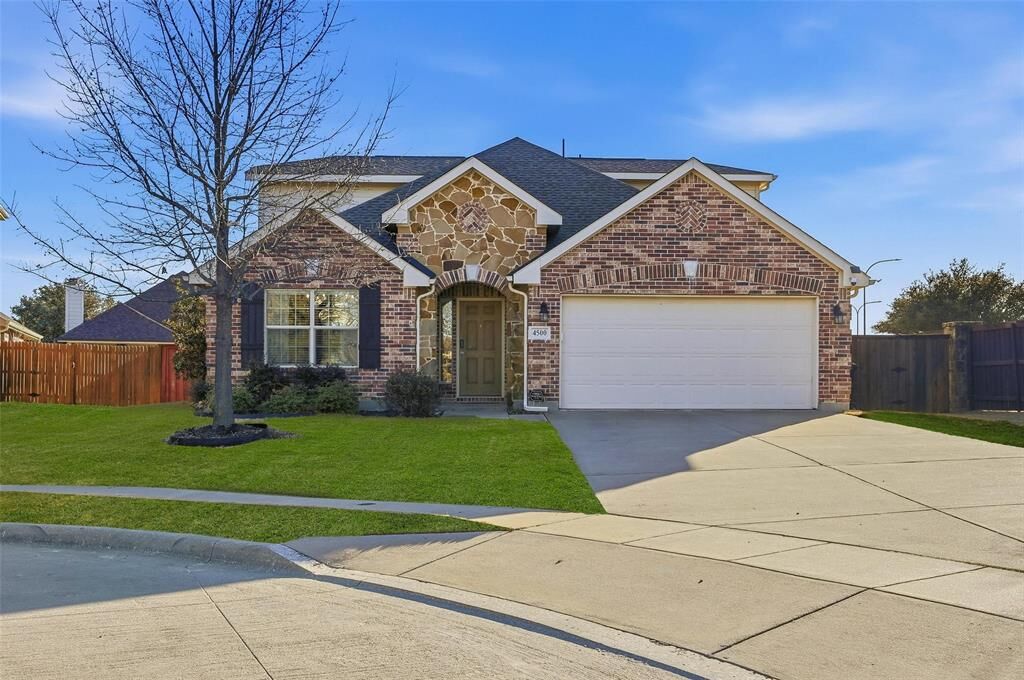 Property Photo: 4500 Red Robin Court TX 76244