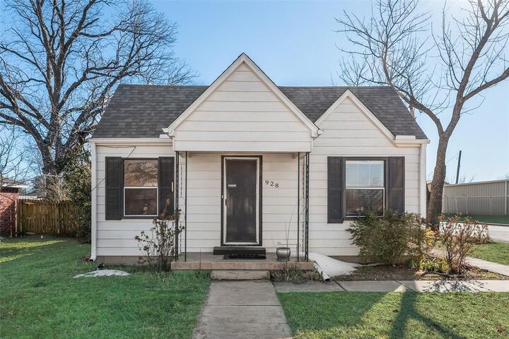 Property Photo:  928 W Willow Street  TX 76266 
