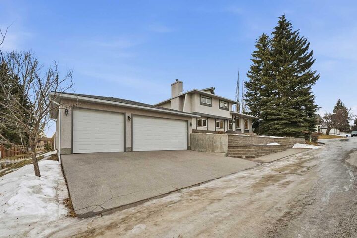 Property Photo:  471 Dalmeny Hill NW  AB T3A 1T8 