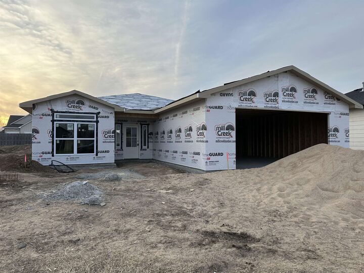 Property Photo: 4304 N Sunny Ct KS 67205