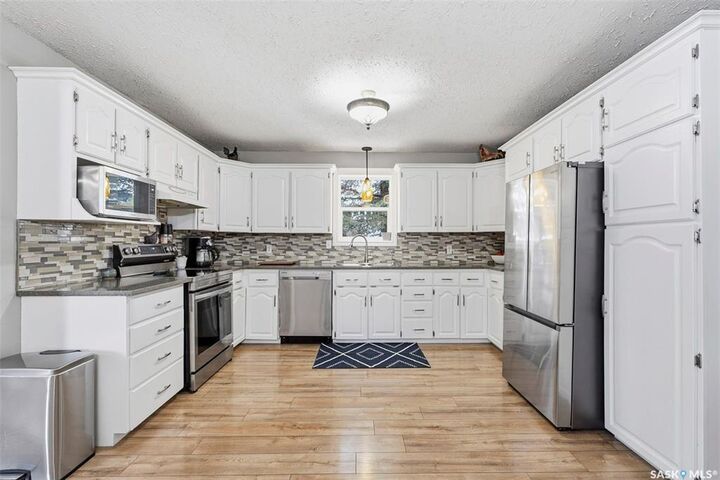 Property Photo:  404 Doerksen Street  SK S0K 1Z0 