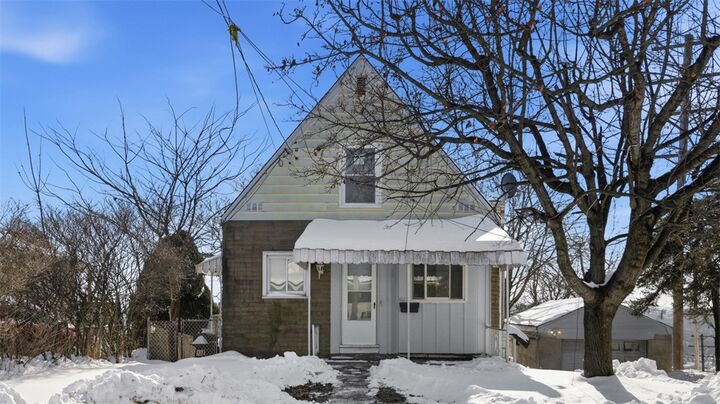 Property Photo:  652 Riverview Dr  PA 15034 