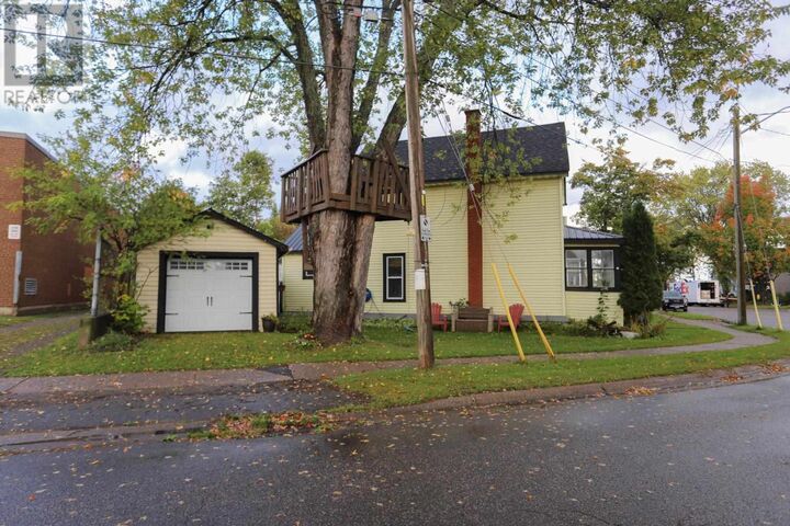 Photo de la propriété:  416 Northland Rd  ON P6C 3N6 