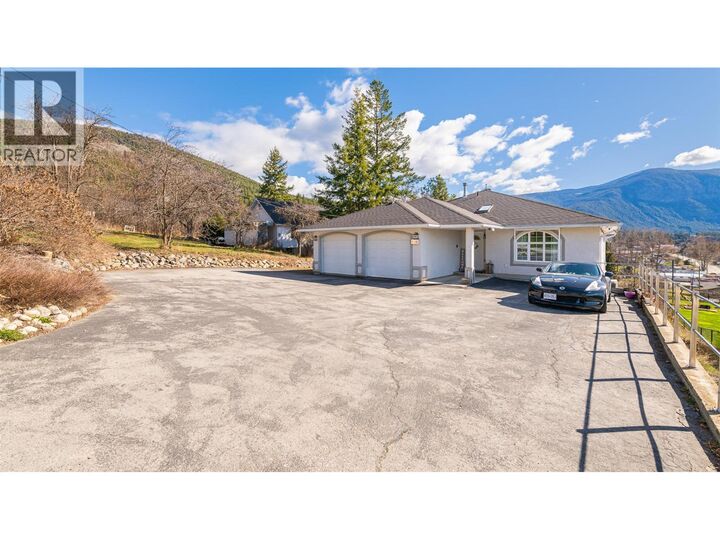 Photo de la propriété:  104 26th Avenue North  BC V0B 1G1 