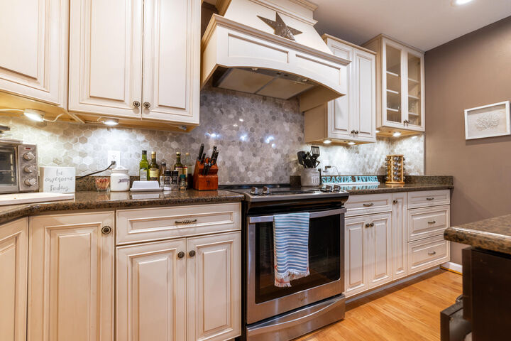 Property Photo: 300 NW Victoria Avenue FL 32548