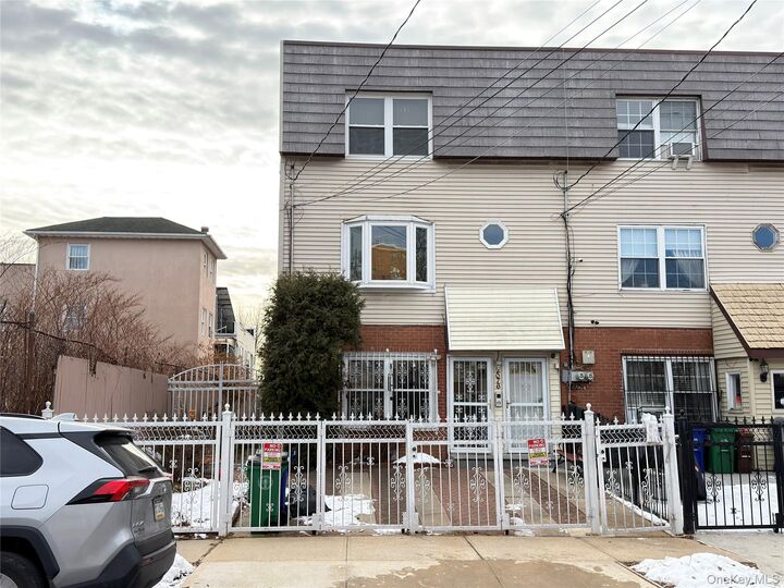 Property Photo:  2076 Caesar Place  NY 10473 